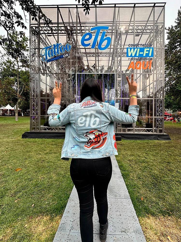 (Activación en Festival Estereo picnic para ETB - Personalización de chaquetas)
