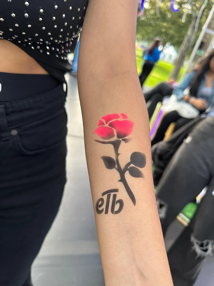 (Activación en Festival Estereo picnic para ETB - Activación con tatuajes temporales)